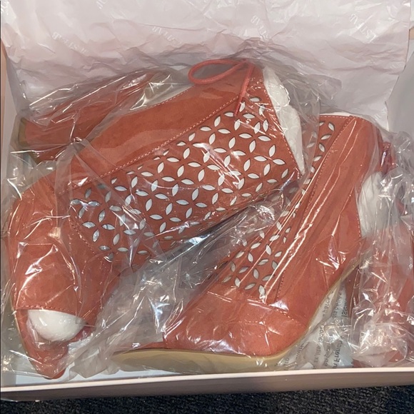 Heels - Picture 2 of 3